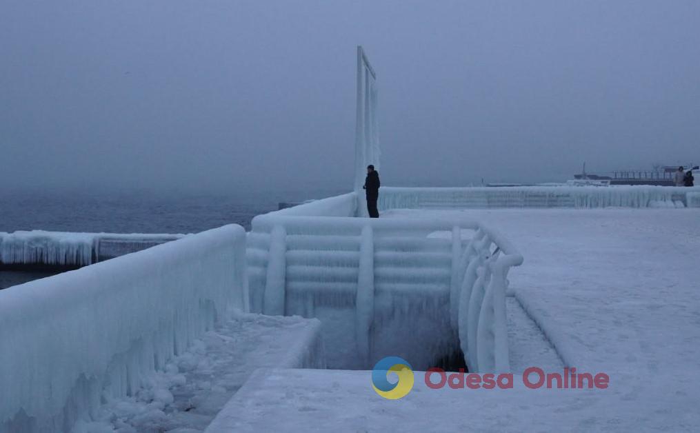 В Одесі морські хвилі перетворили набережну на крижане королівство