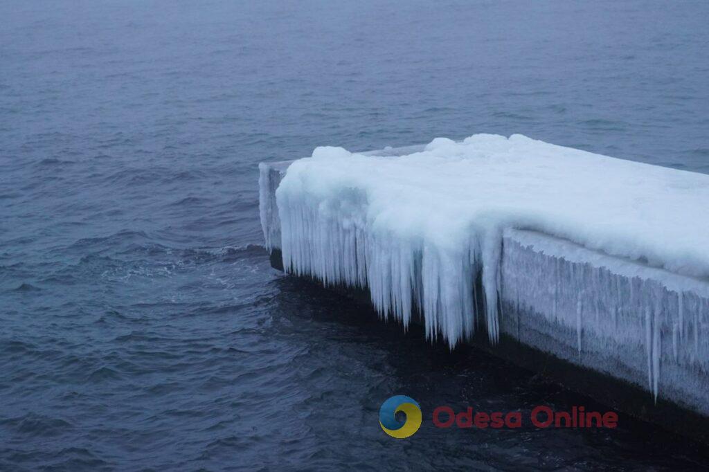 В Одесі морські хвилі перетворили набережну на крижане королівство