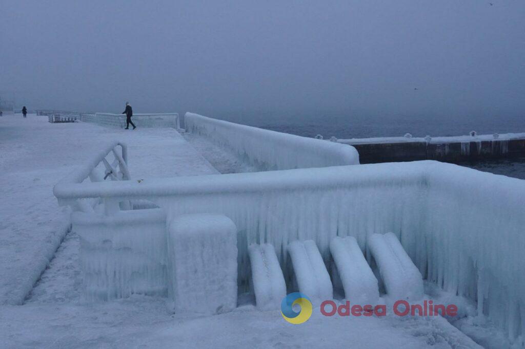 В Одесі морські хвилі перетворили набережну на крижане королівство