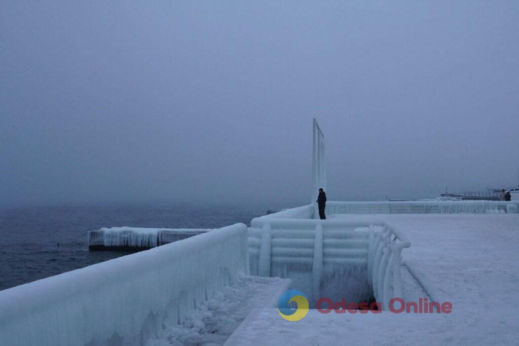 В Одесі морські хвилі перетворили набережну на крижане королівство