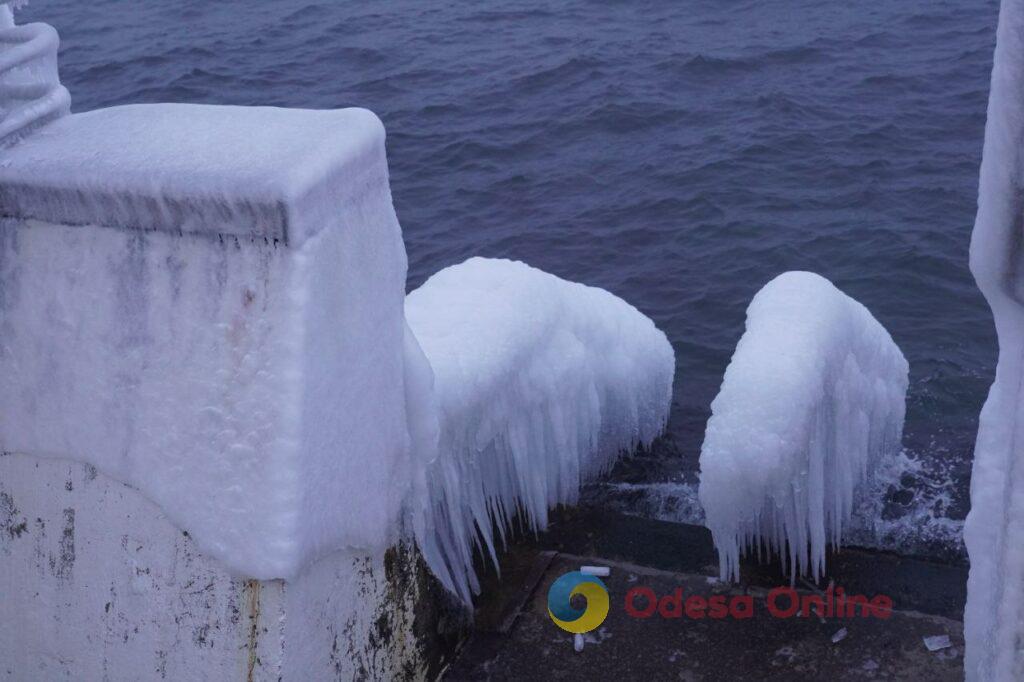 В Одесі морські хвилі перетворили набережну на крижане королівство
