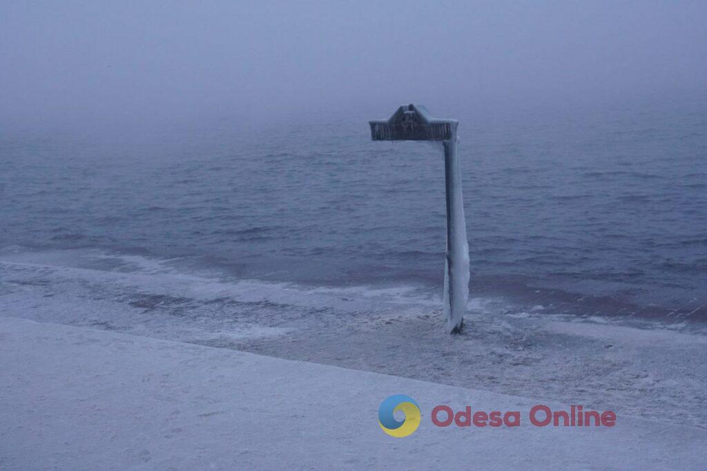В Одесі морські хвилі перетворили набережну на крижане королівство