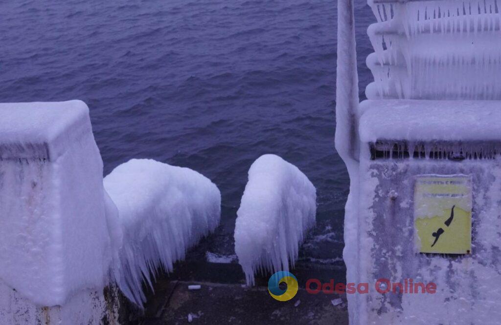 В Одесі морські хвилі перетворили набережну на крижане королівство