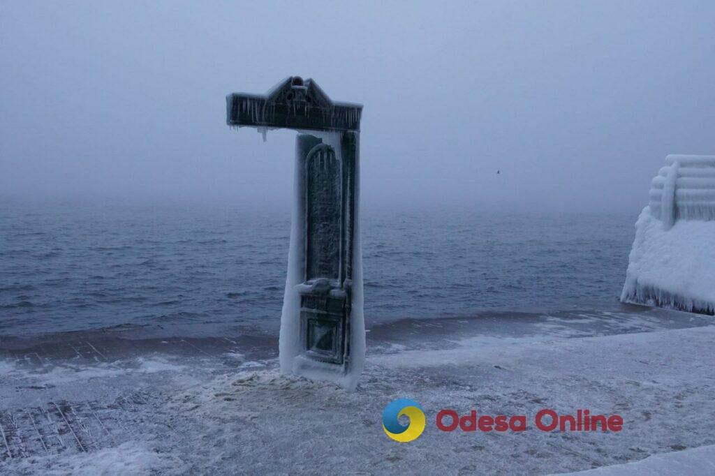 Нескінченні обстріли, блекаут і примхи природи — фото тижня в Одесі