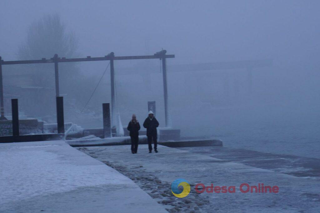 В Одесі морські хвилі перетворили набережну на крижане королівство