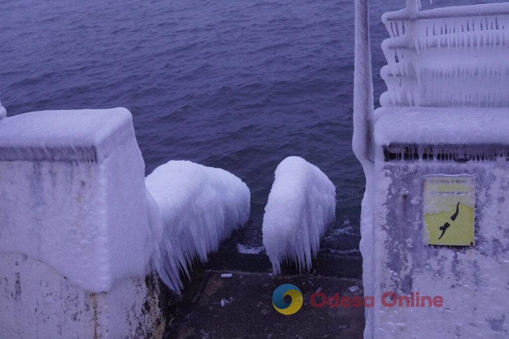 В Одесі морські хвилі перетворили набережну на крижане королівство