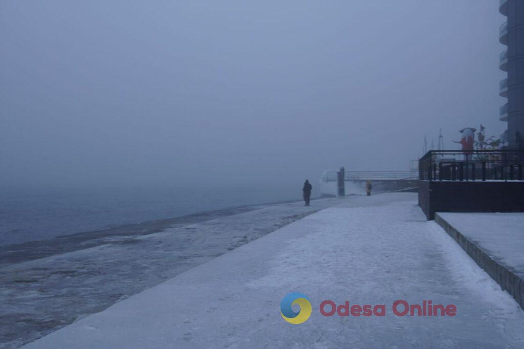 В Одесі морські хвилі перетворили набережну на крижане королівство