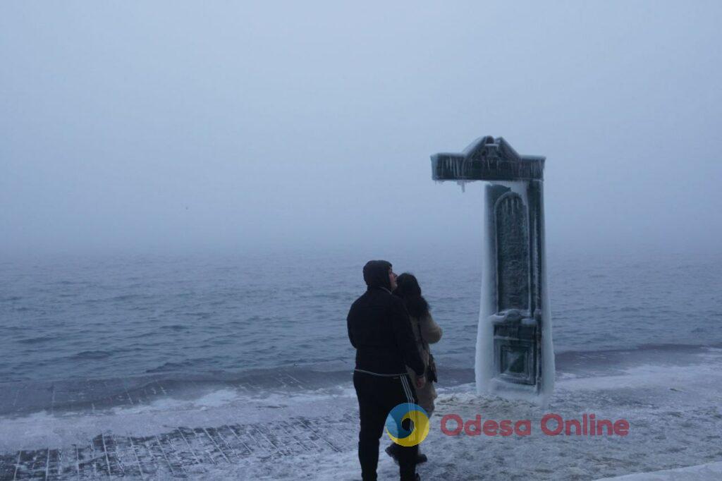 В Одесі морські хвилі перетворили набережну на крижане королівство