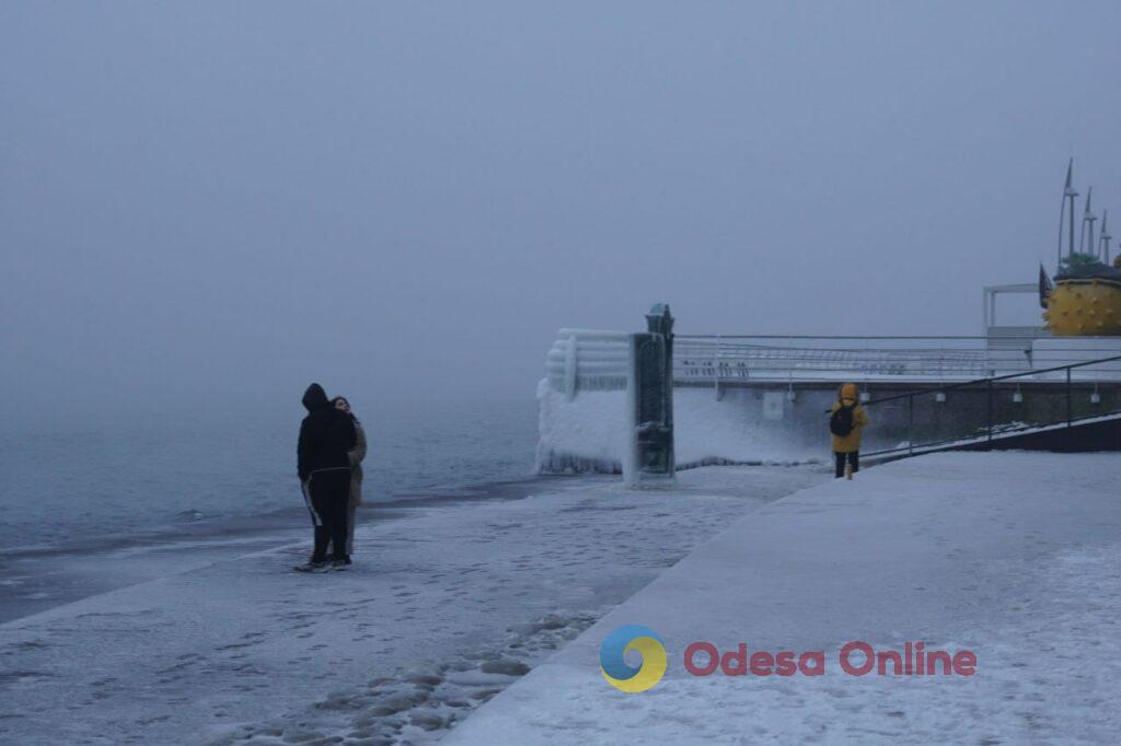 В Одесі морські хвилі перетворили набережну на крижане королівство