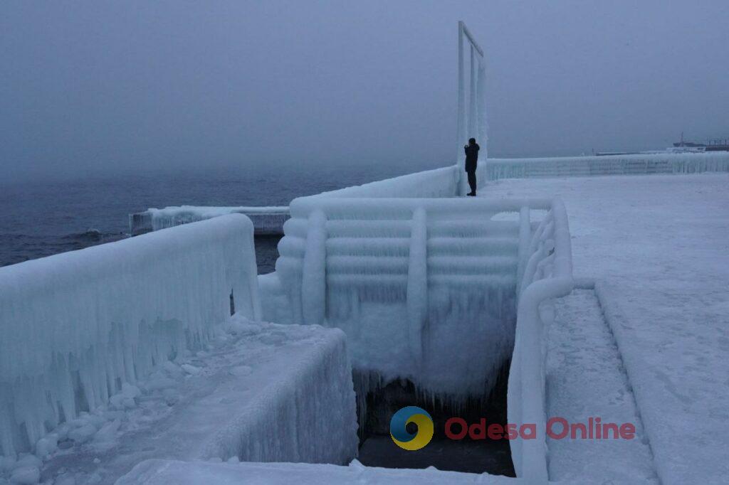 В Одесі морські хвилі перетворили набережну на крижане королівство