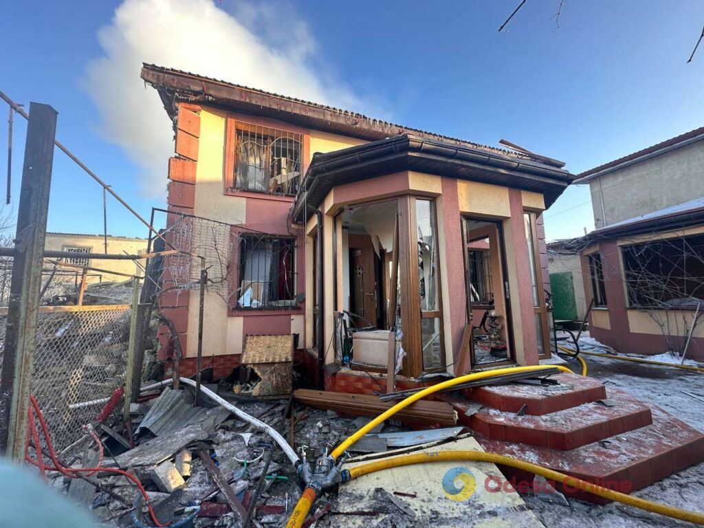 Нескінченні обстріли, блекаут і примхи природи — фото тижня в Одесі