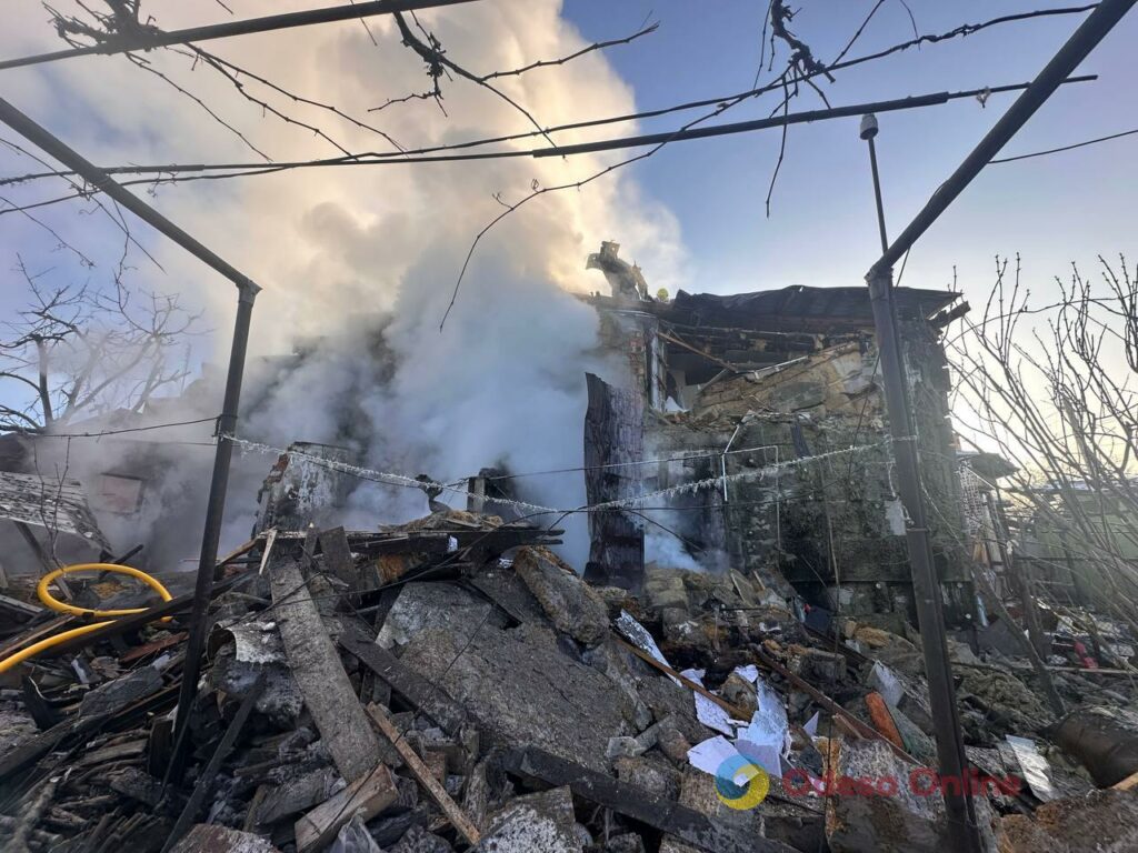 Нескінченні обстріли, блекаут і примхи природи — фото тижня в Одесі