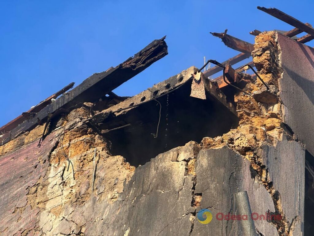 Нескінченні обстріли, блекаут і примхи природи — фото тижня в Одесі