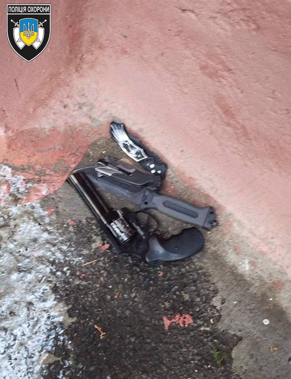 В Одесі спіймали чоловіка зі зрізаним кабелем та пістолетом