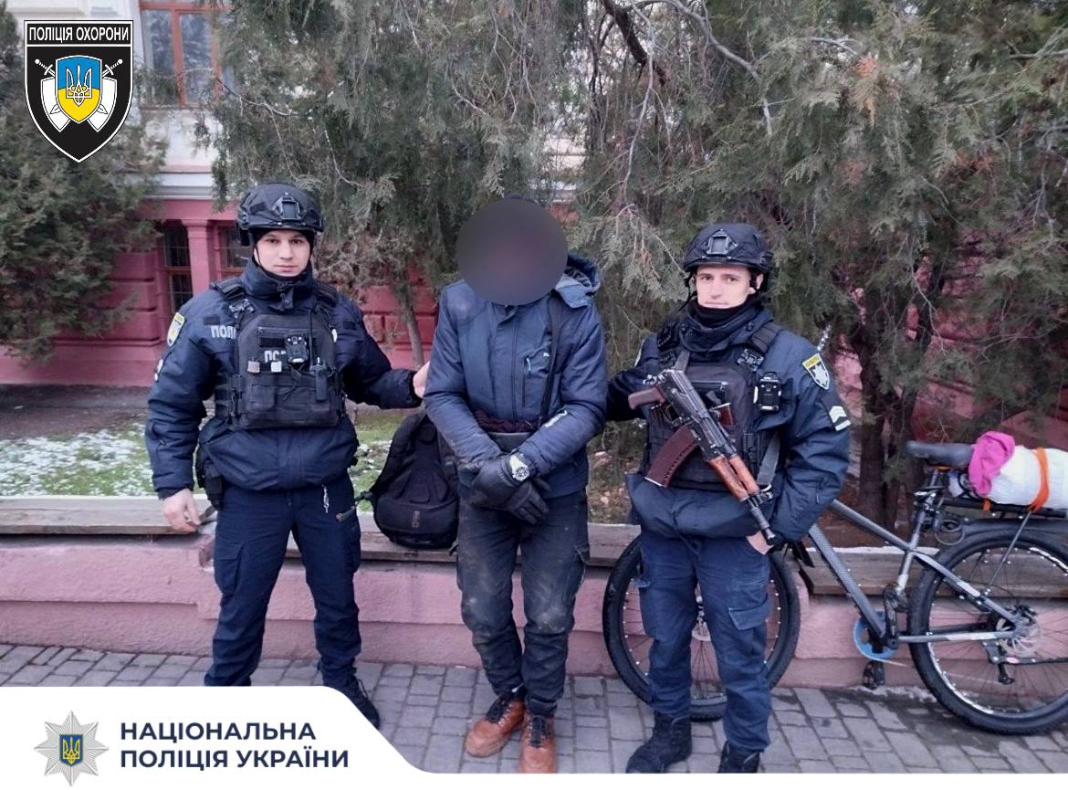 В Одесі спіймали чоловіка зі зрізаним кабелем та пістолетом