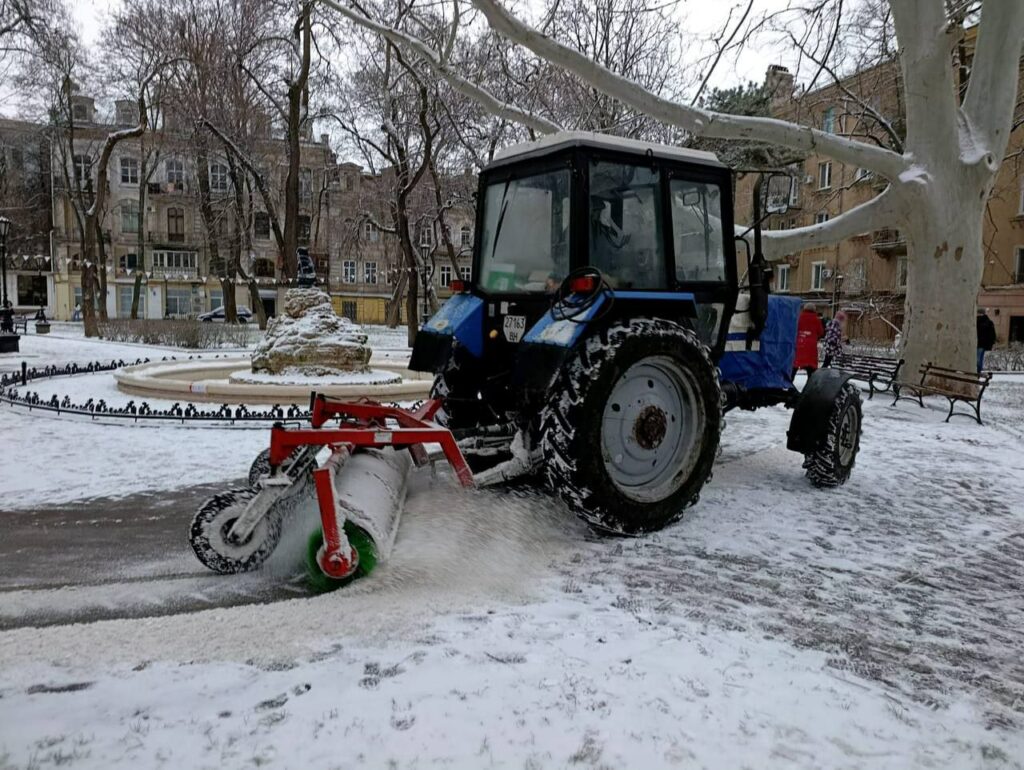 Одеса долає негоду: вулиці обробляють протиожеледною сумішшю
