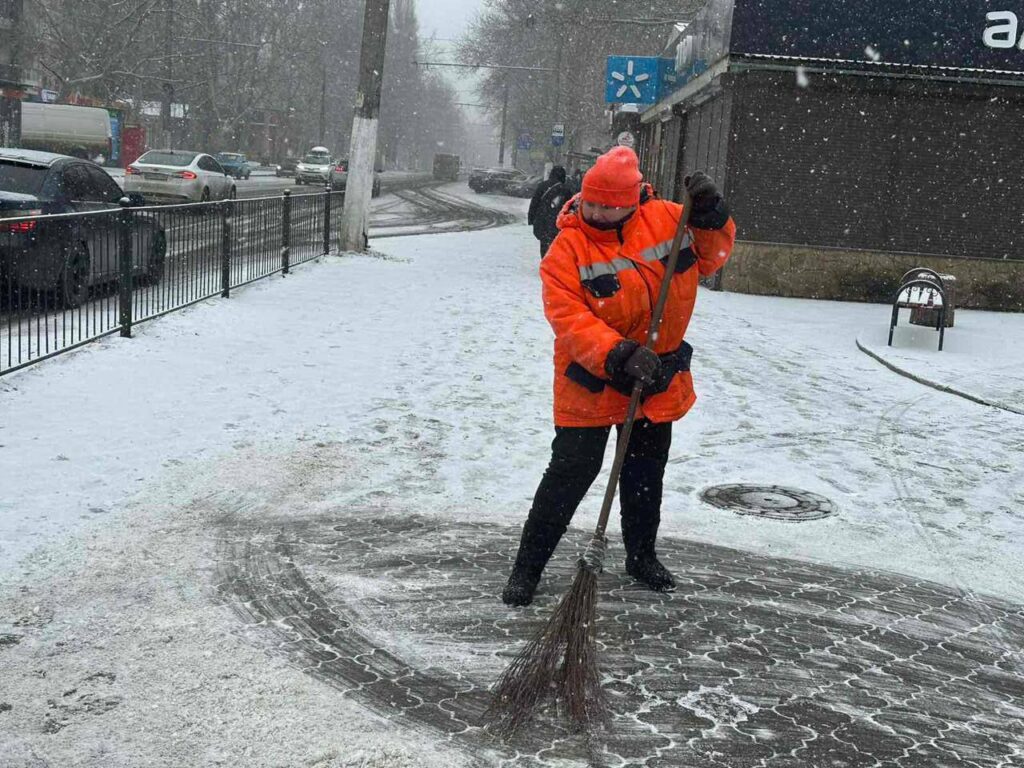Одеса долає негоду: вулиці обробляють протиожеледною сумішшю