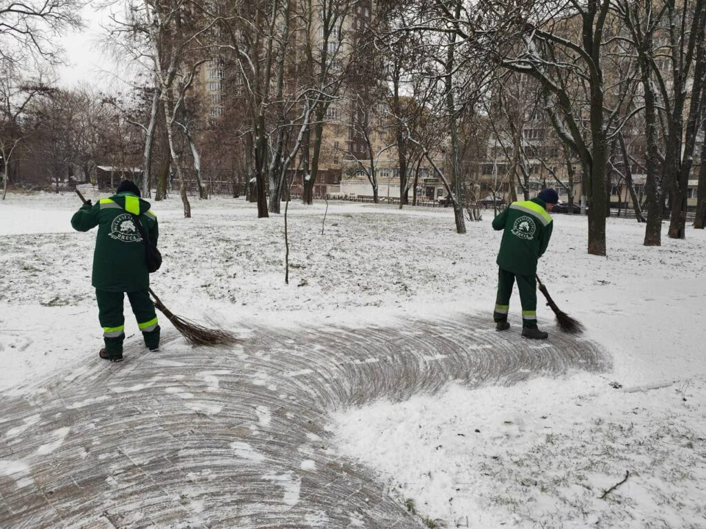 Одеса долає негоду: вулиці обробляють протиожеледною сумішшю