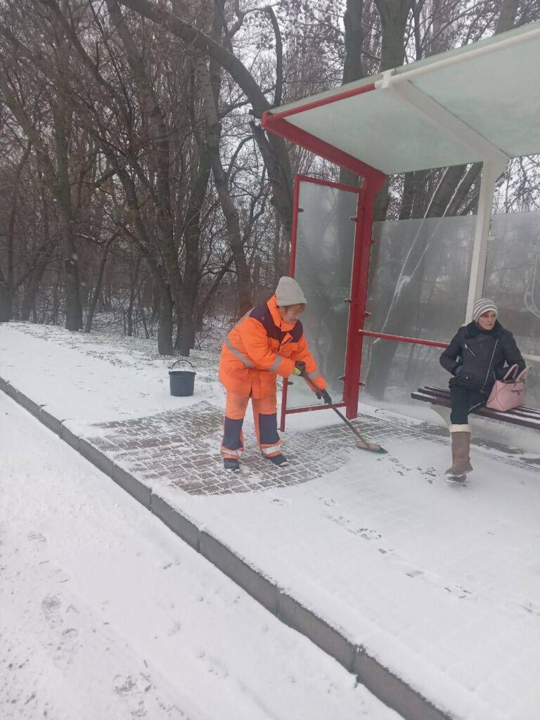 Одеса долає негоду: вулиці обробляють протиожеледною сумішшю