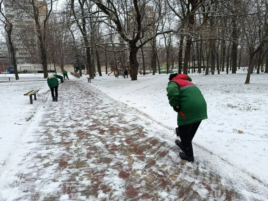 Одеса долає негоду: вулиці обробляють протиожеледною сумішшю