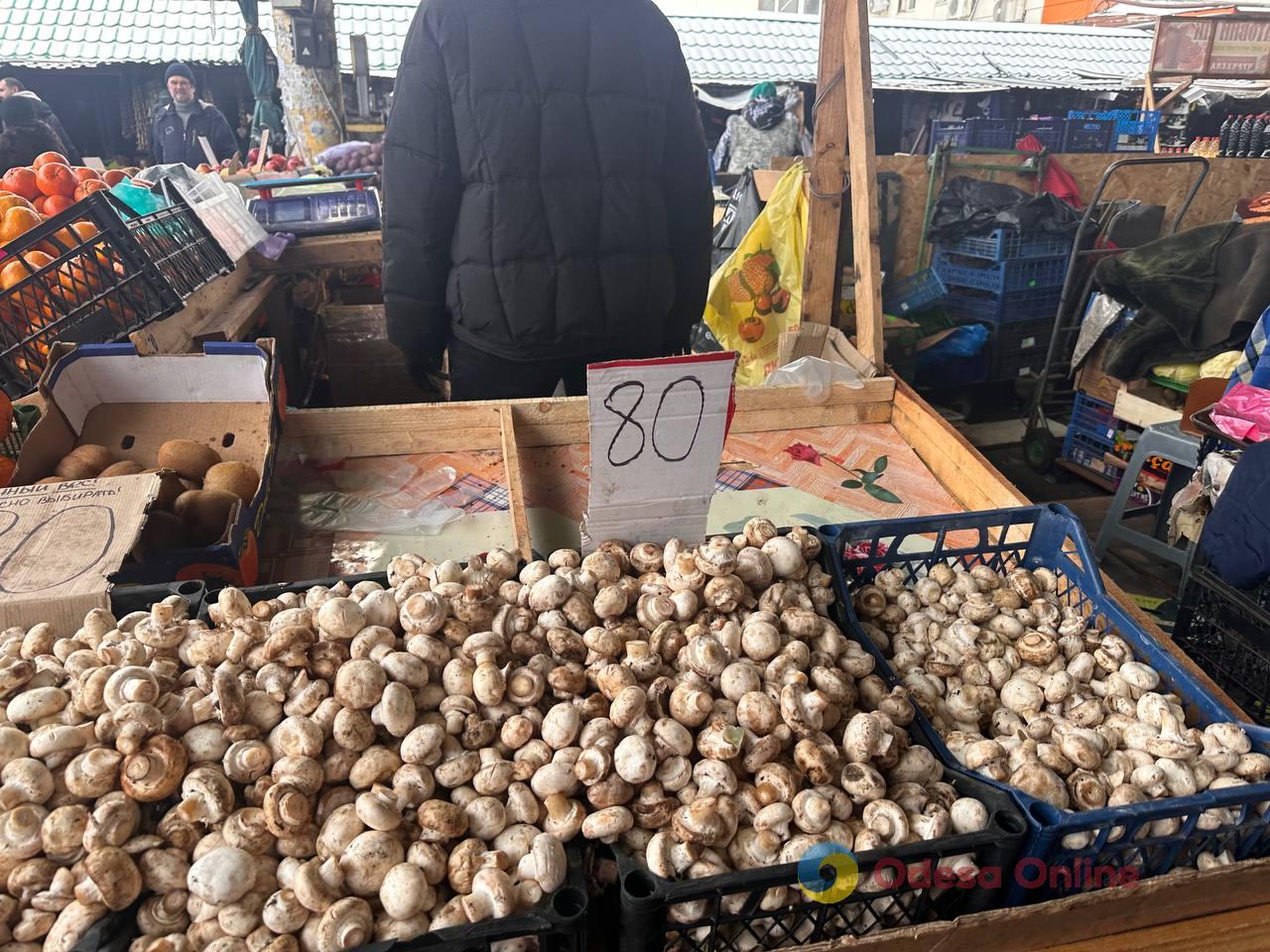 Яблука, корінь селери та ківі: суботні ціни на одеському Привозі