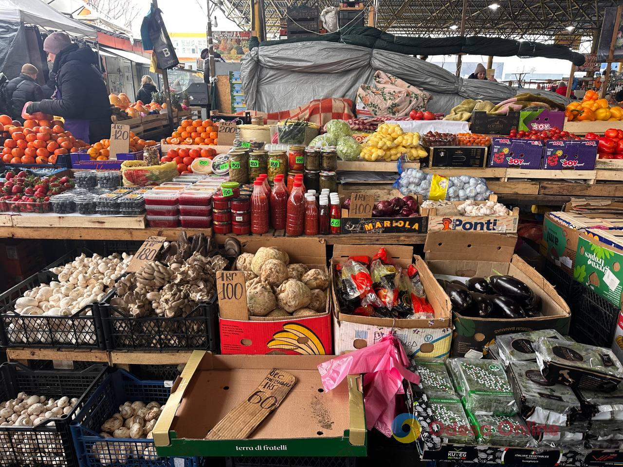 Яблука, корінь селери та ківі: суботні ціни на одеському Привозі