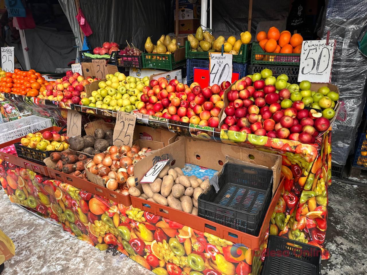 Яблука, корінь селери та ківі: суботні ціни на одеському Привозі