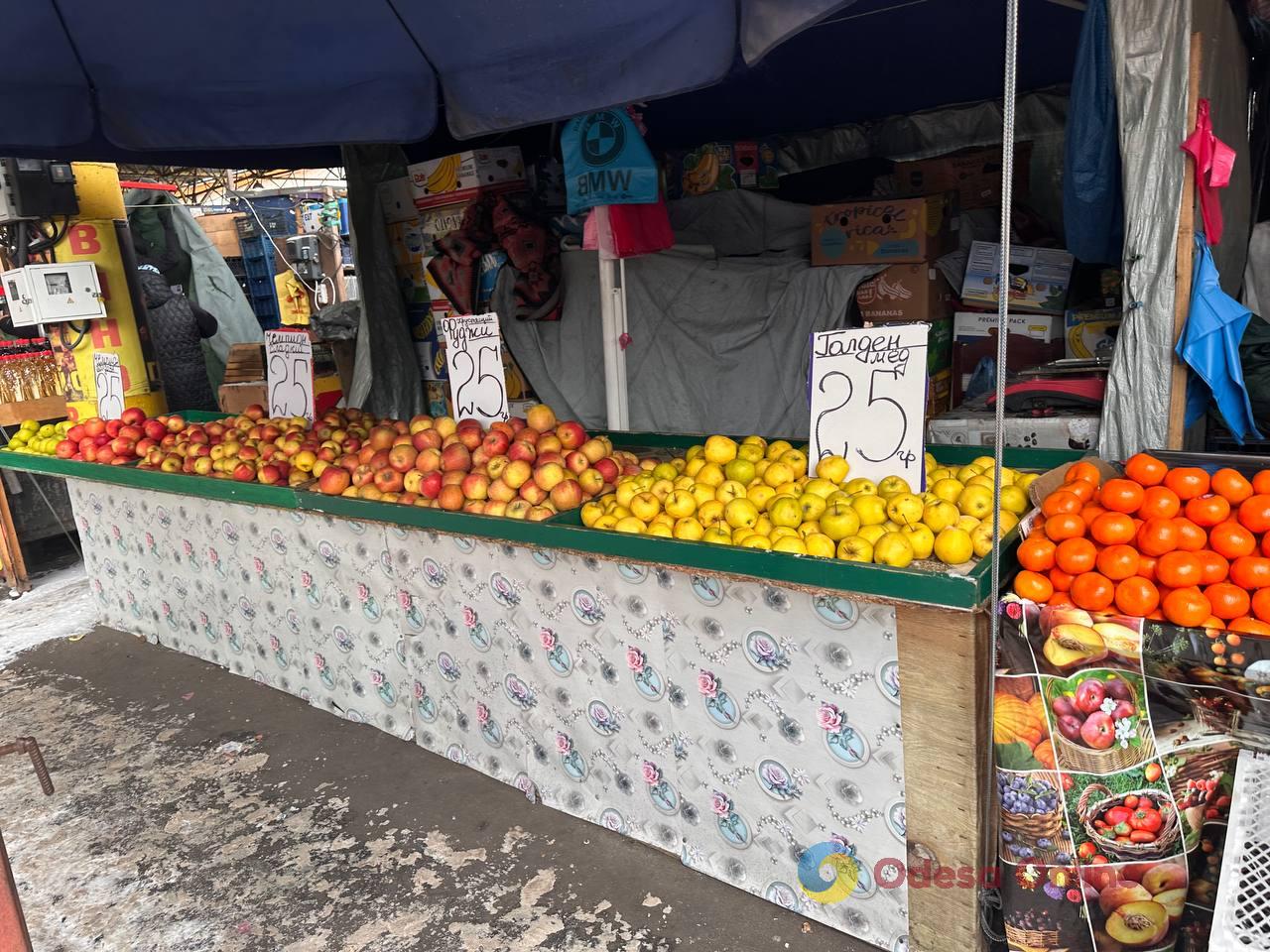 Яблука, корінь селери та ківі: суботні ціни на одеському Привозі