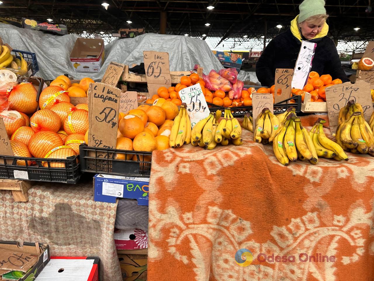 Яблука, корінь селери та ківі: суботні ціни на одеському Привозі