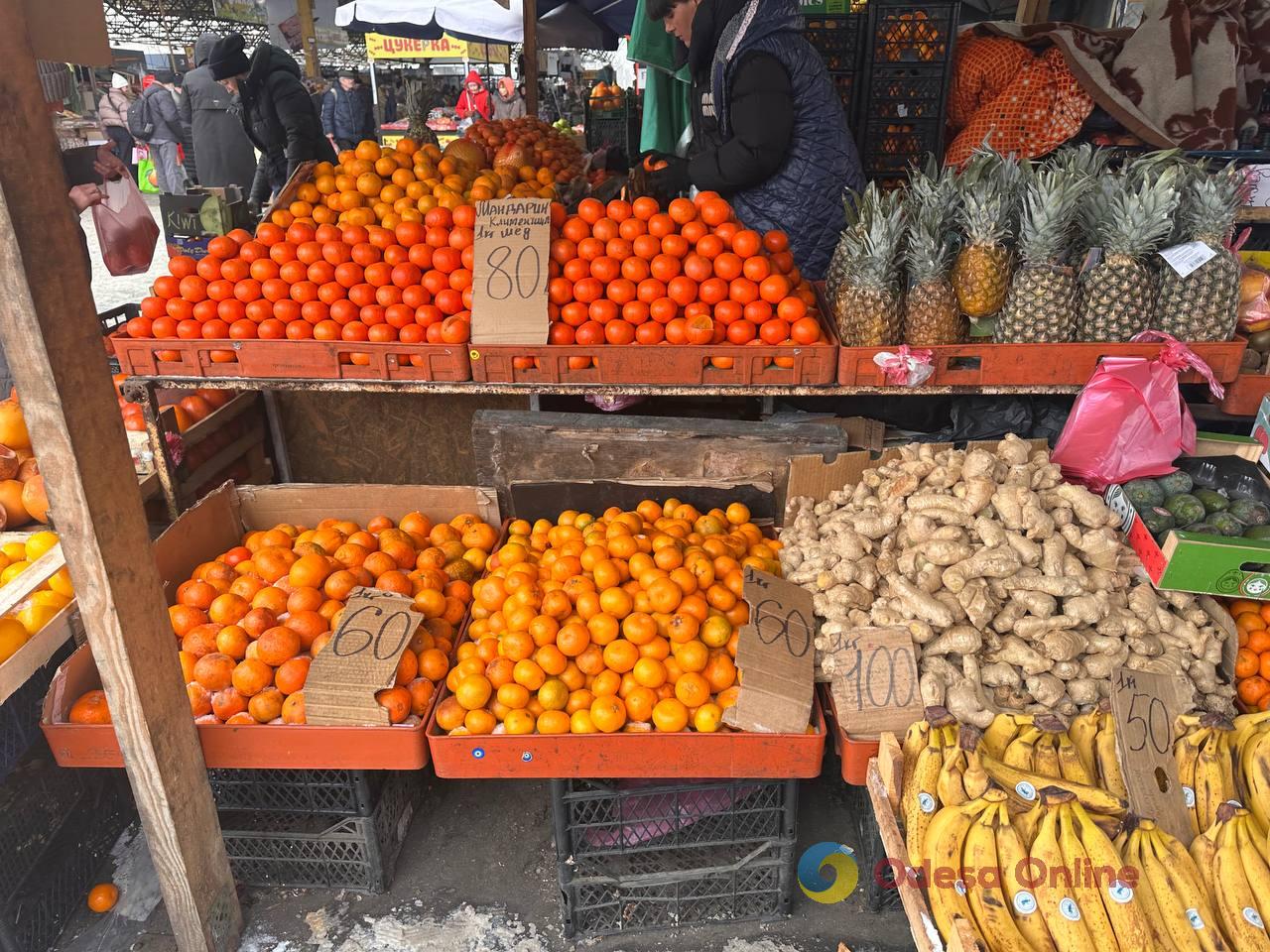 Яблука, корінь селери та ківі: суботні ціни на одеському Привозі