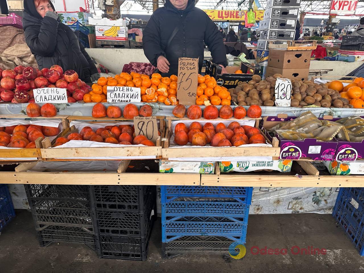 Яблука, корінь селери та ківі: суботні ціни на одеському Привозі