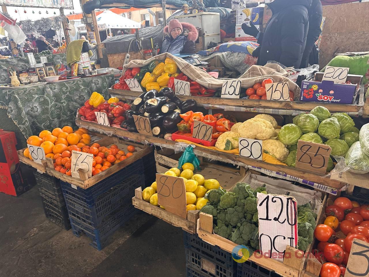 Яблука, корінь селери та ківі: суботні ціни на одеському Привозі