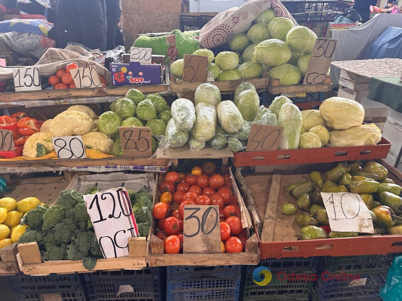 Яблука, корінь селери та ківі: суботні ціни на одеському Привозі