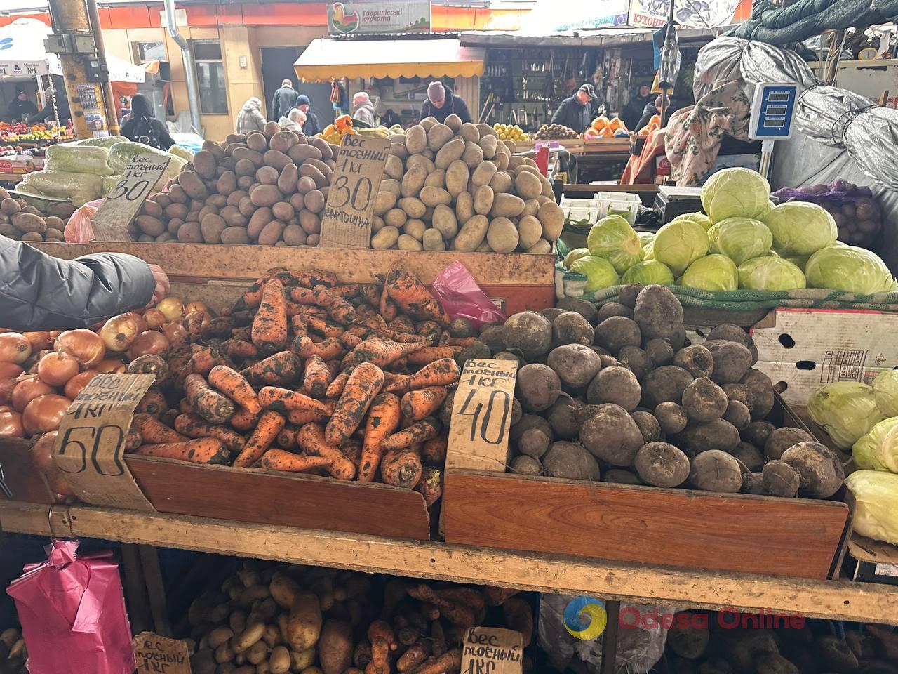 Яблука, корінь селери та ківі: суботні ціни на одеському Привозі