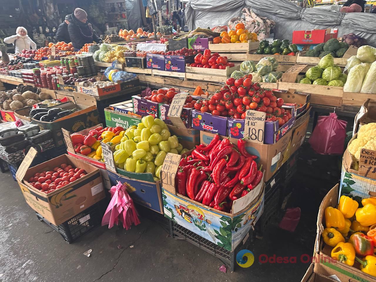 Яблука, корінь селери та ківі: суботні ціни на одеському Привозі