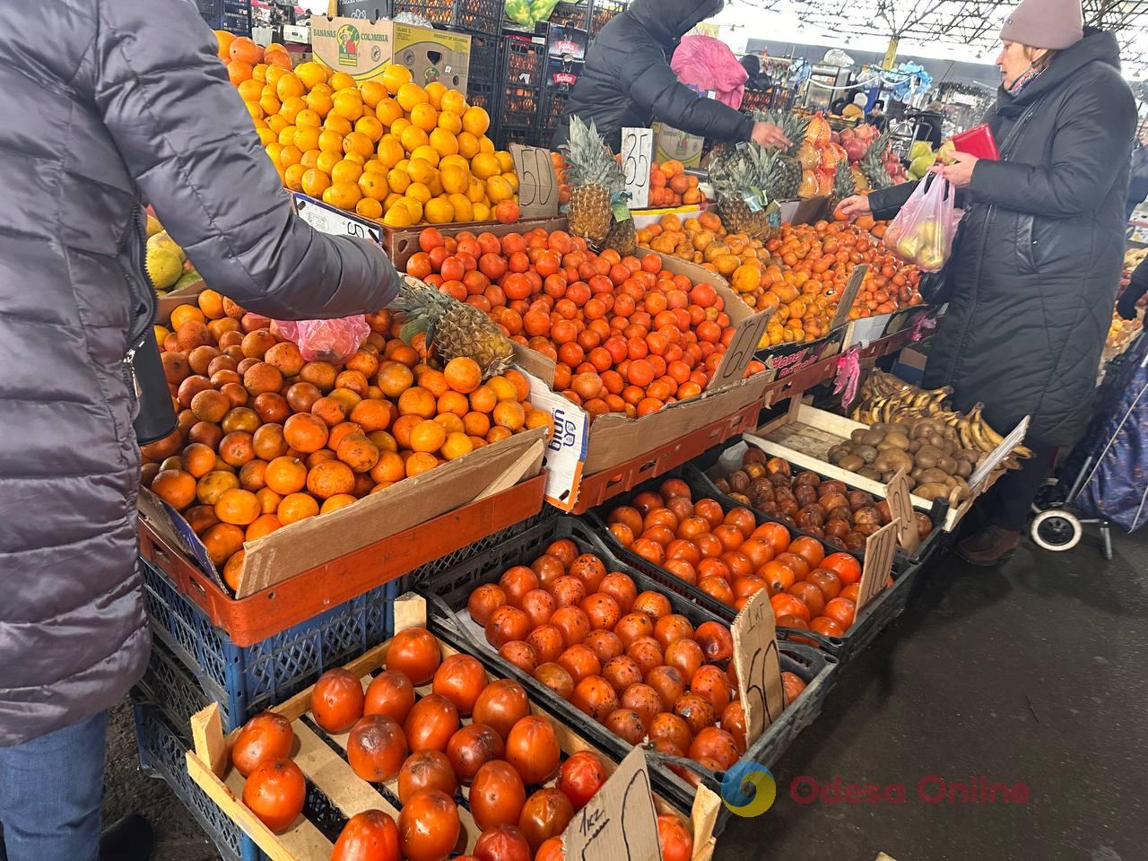 Яблука, корінь селери та ківі: суботні ціни на одеському Привозі