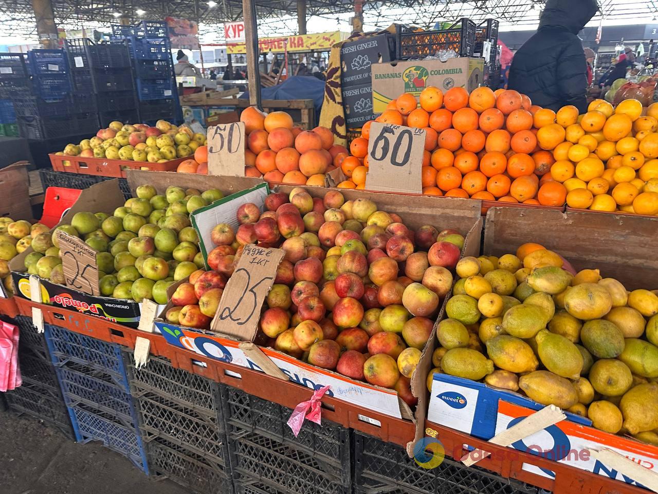 Яблука, корінь селери та ківі: суботні ціни на одеському Привозі