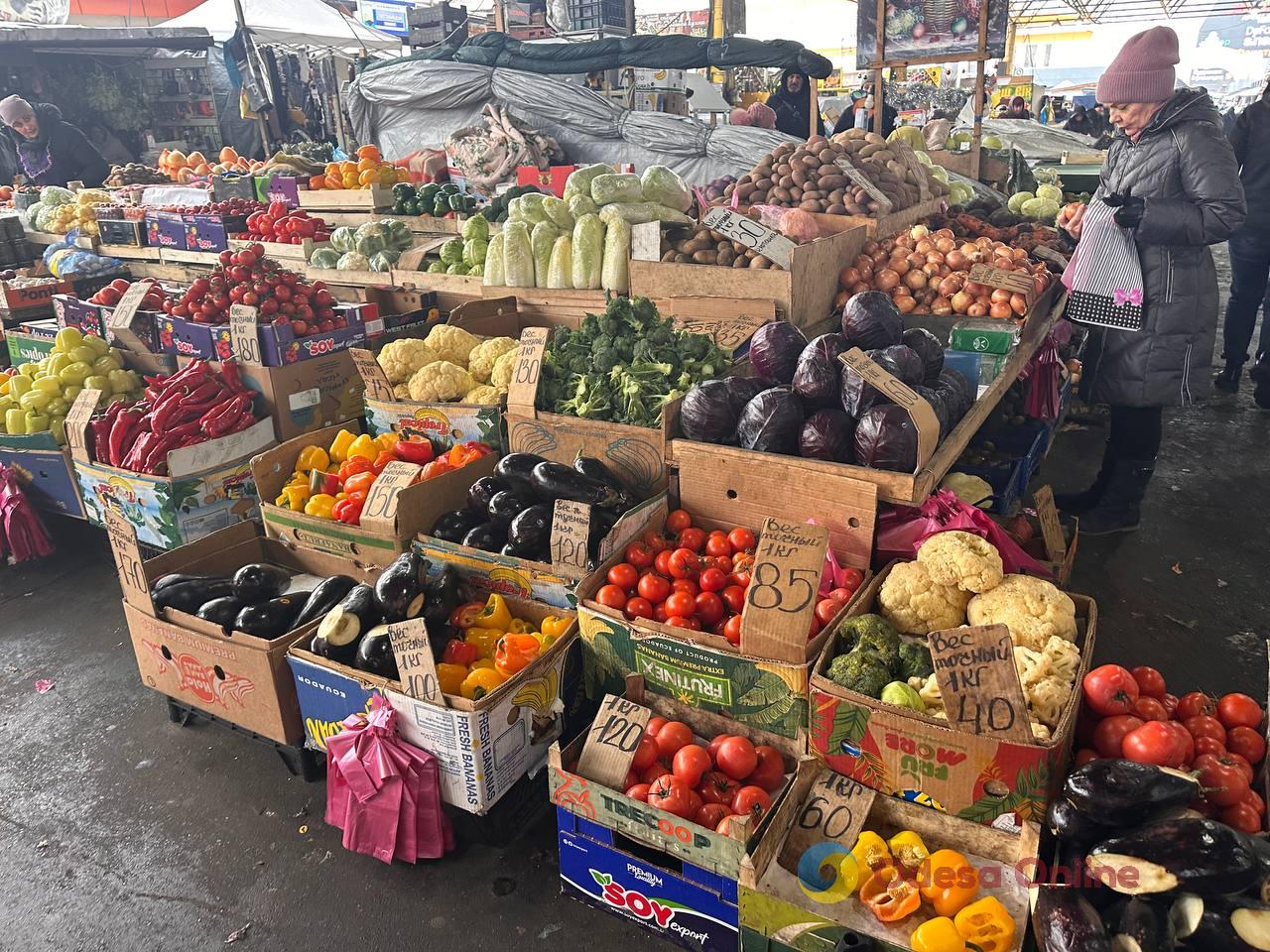 Яблука, корінь селери та ківі: суботні ціни на одеському Привозі