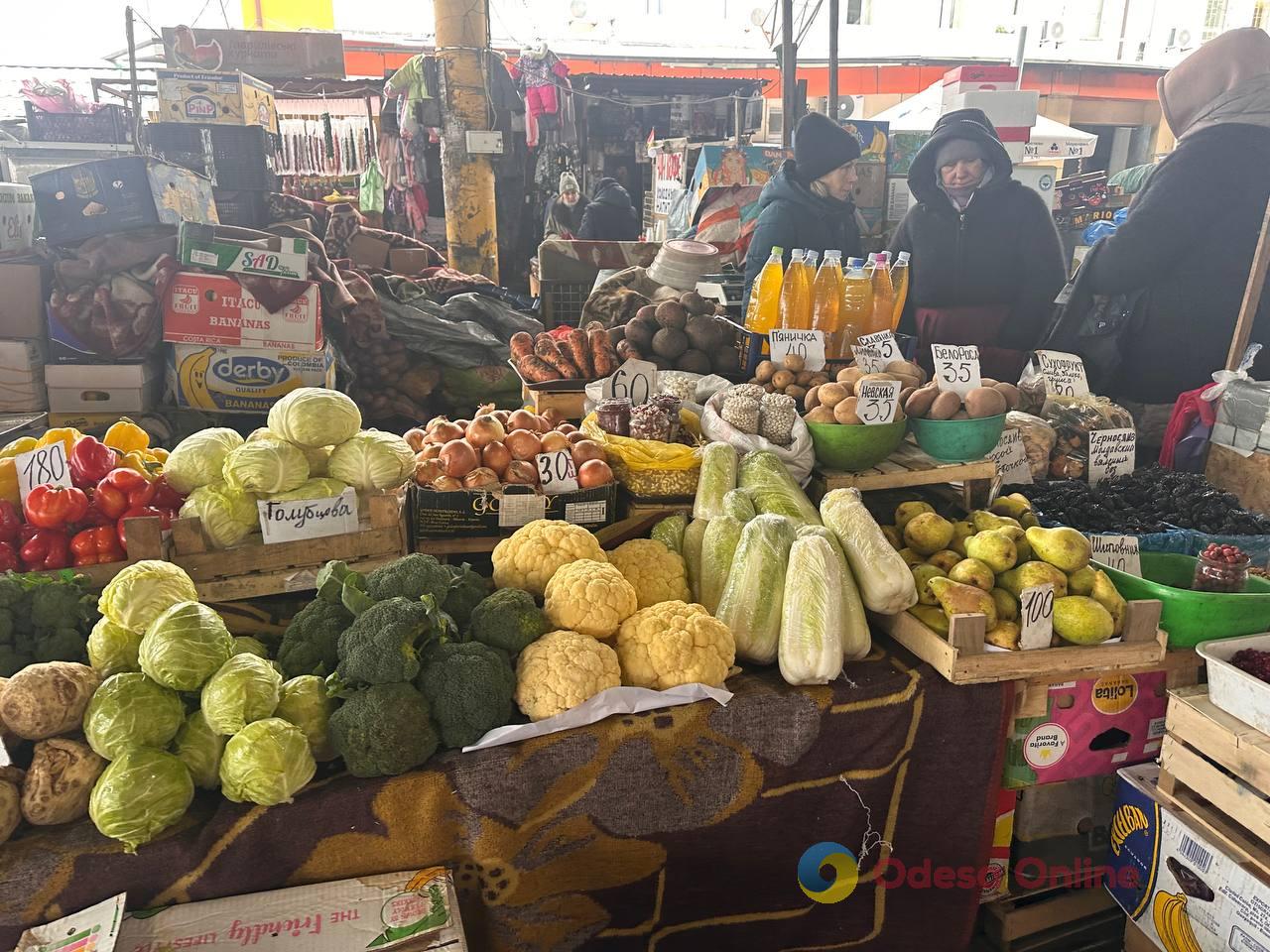 Яблука, корінь селери та ківі: суботні ціни на одеському Привозі