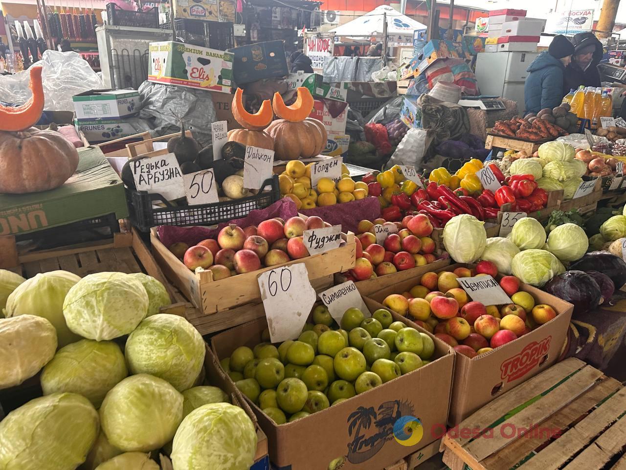 Яблука, корінь селери та ківі: суботні ціни на одеському Привозі