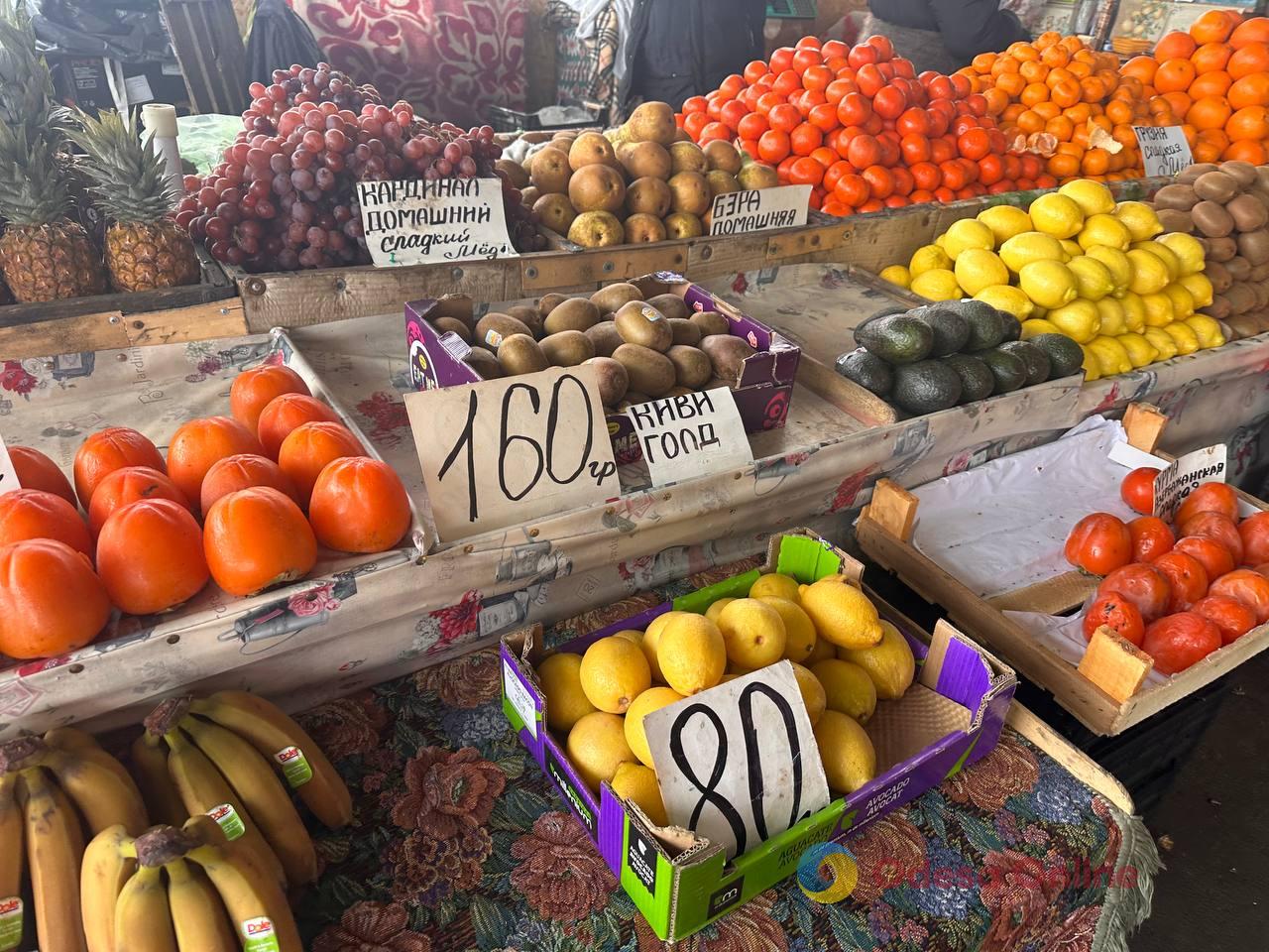 Яблука, корінь селери та ківі: суботні ціни на одеському Привозі