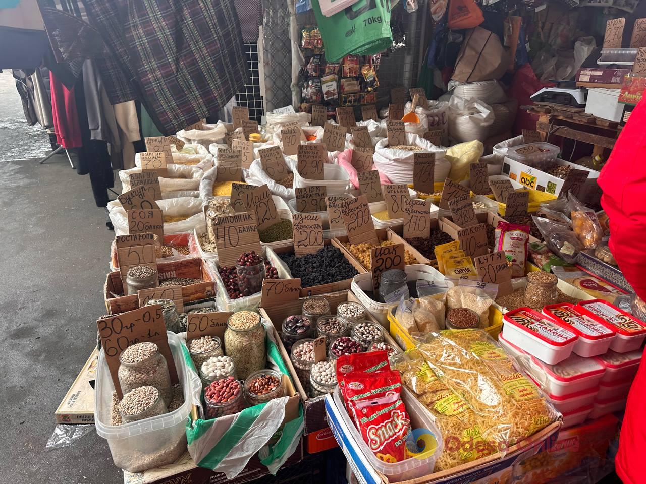 Яблука, корінь селери та ківі: суботні ціни на одеському Привозі