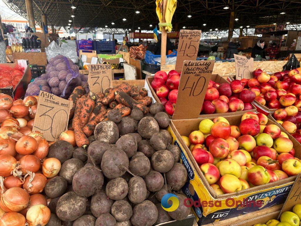 Яблоки, корень сельдерея и киви: субботние цены на одесском Привозе Яблоки, корень сельдерея и киви: субботние цены на одесском Привозе