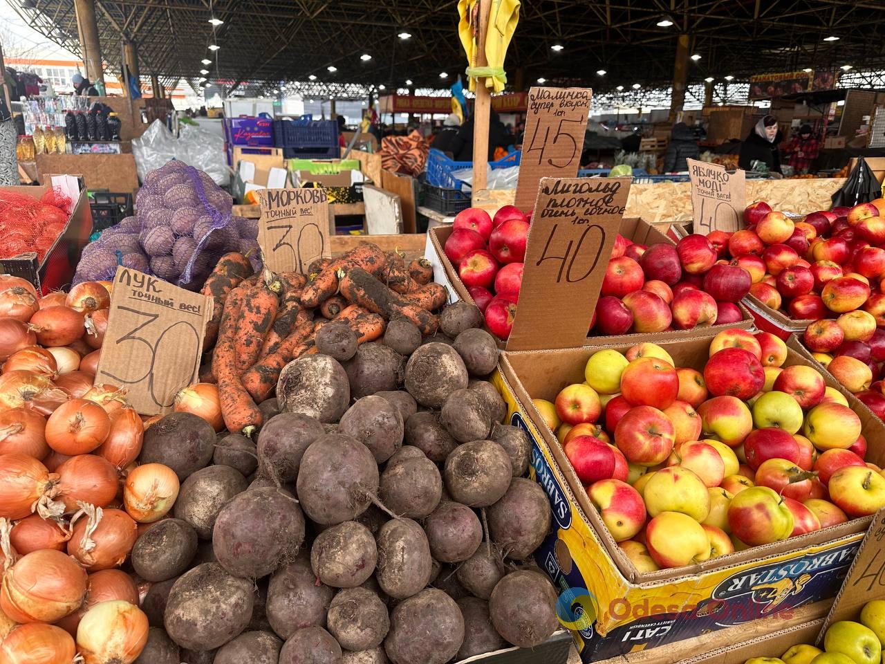 Яблука, корінь селери та ківі: суботні ціни на одеському Привозі