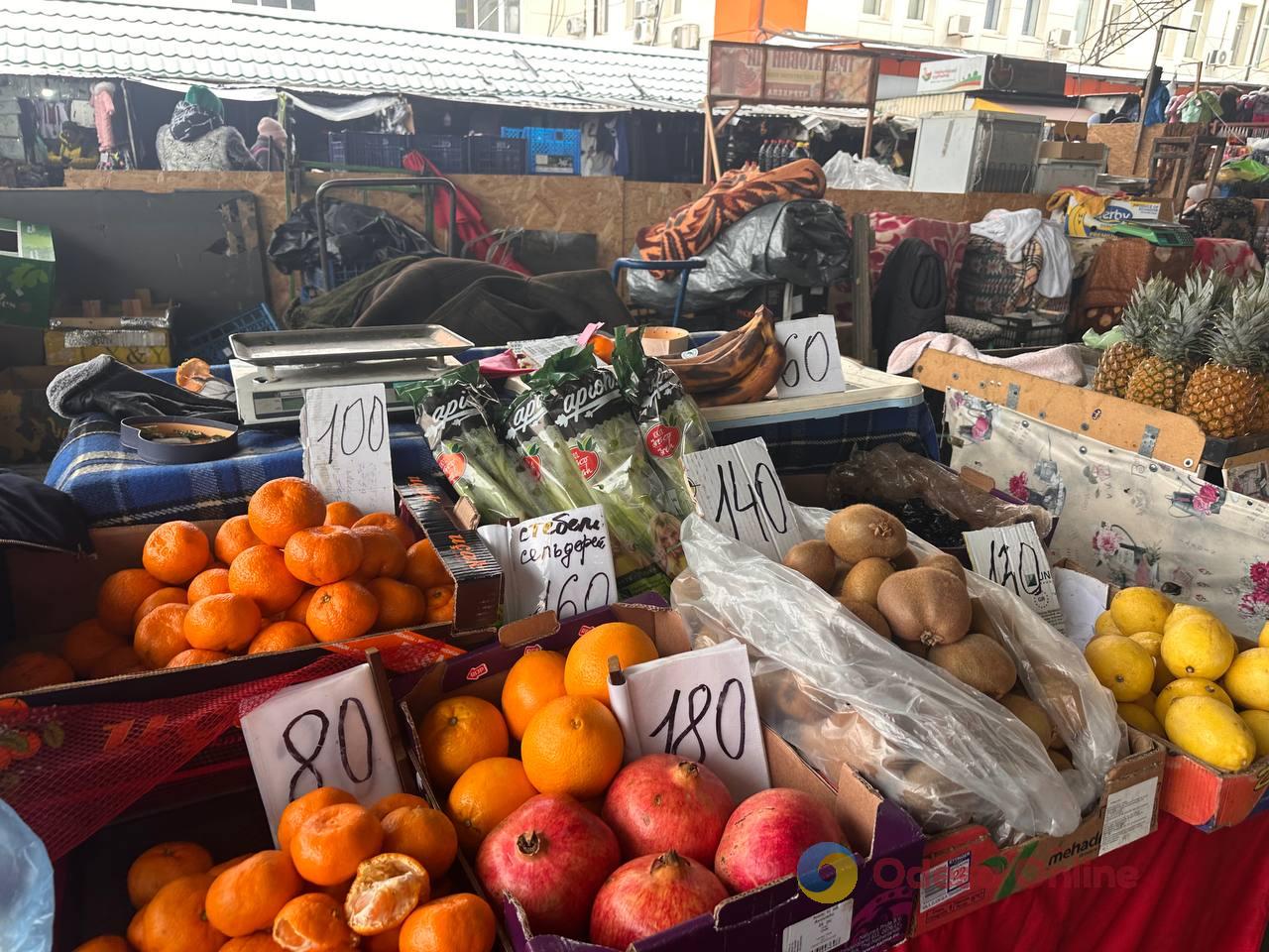 Яблука, корінь селери та ківі: суботні ціни на одеському Привозі