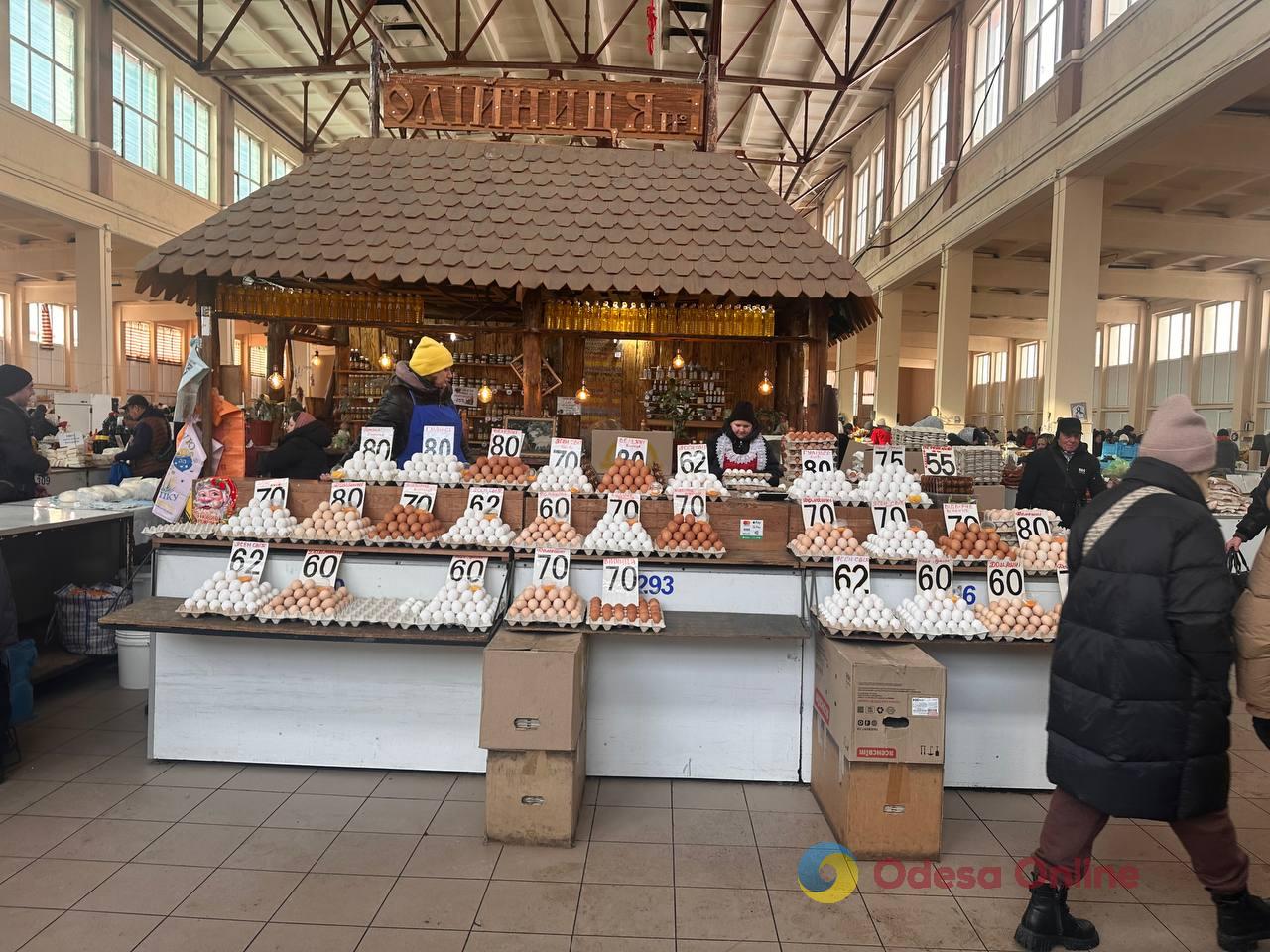 Яблука, корінь селери та ківі: суботні ціни на одеському Привозі