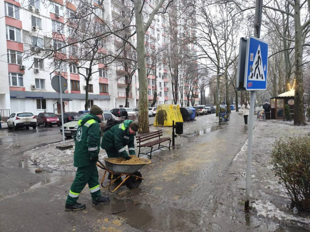 Одеса бореться з ожеледицею: задіяні майже 1600 комунальників та спецтехніка