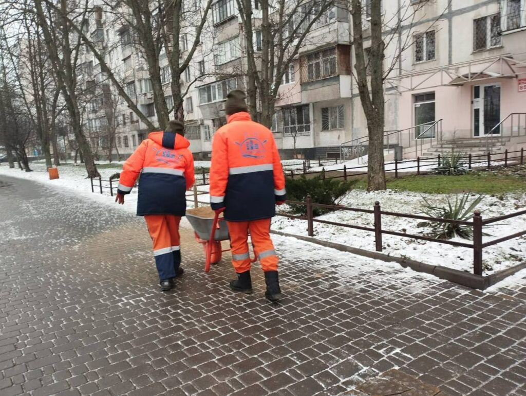 Одеса бореться з ожеледицею: задіяні майже 1600 комунальників та спецтехніка