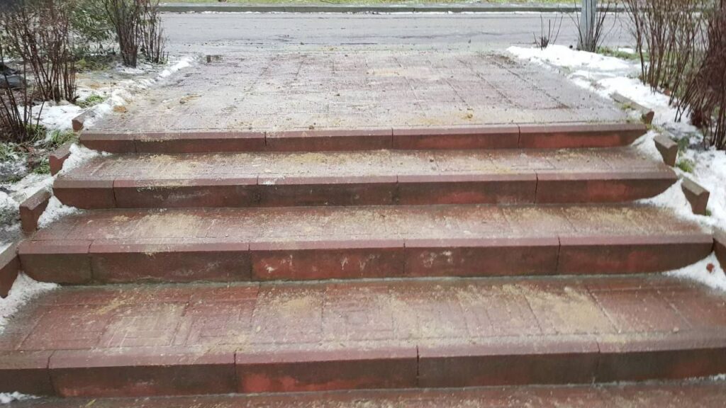 Одеса бореться з ожеледицею: задіяні майже 1600 комунальників та спецтехніка