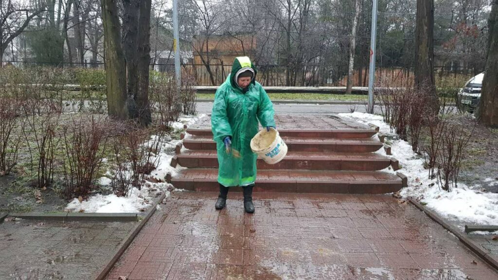 Одеса бореться з ожеледицею: задіяні майже 1600 комунальників та спецтехніка